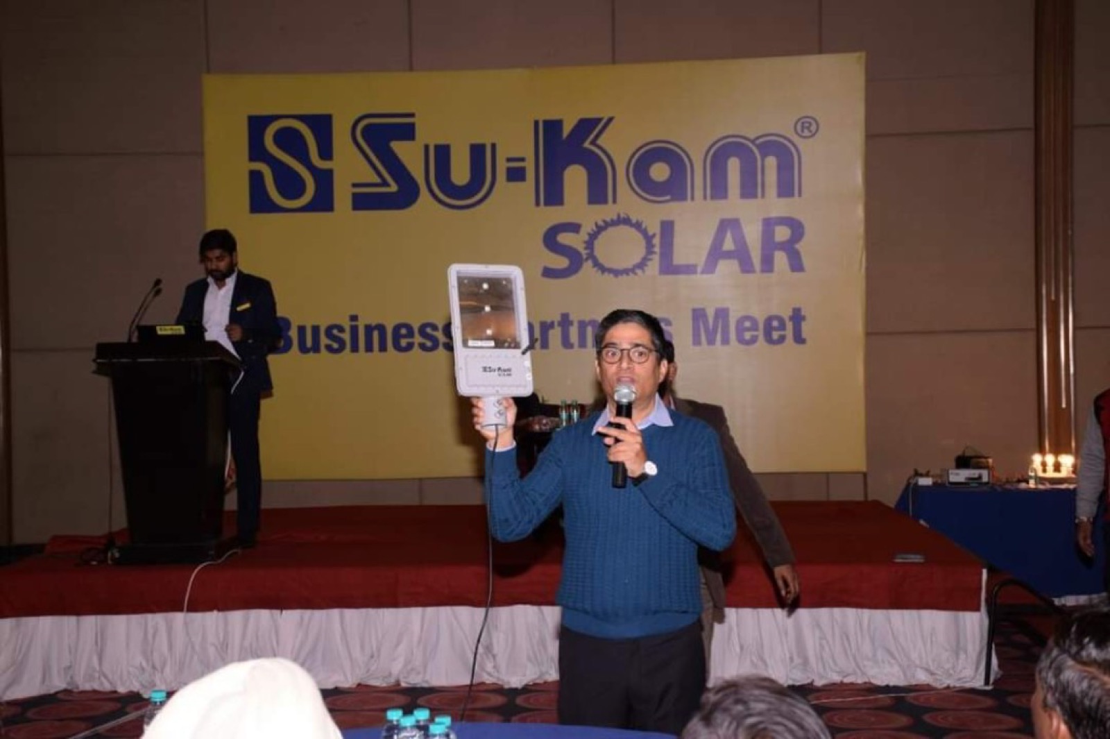 Kunwer Sachdev demonstrating Su-Kam solar street light at Su-Kam Solar Business Partners Meet