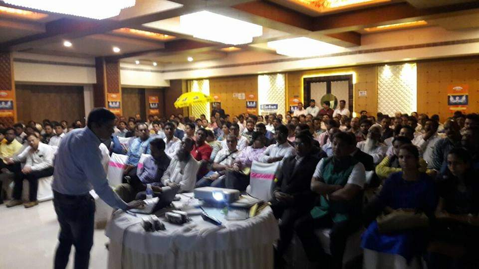 Kunwer Sachdev addressing a full hall of dealers