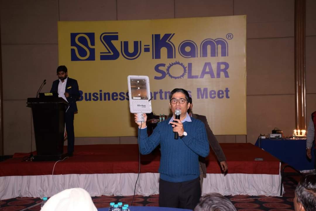 Kunwer Sachdev demonstrating a Su-Kam Solar street light to dealers