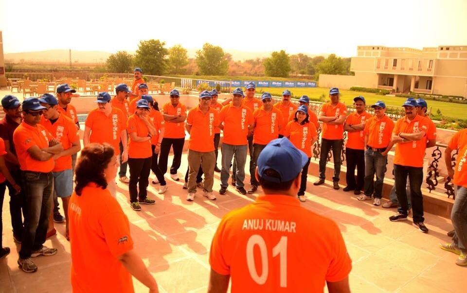 The Su-Kam family at an offsite — one team, one colour.